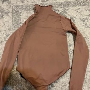 ESSENTIAL MOCK NECK LONG SLEEVE BODYSUIT- camel